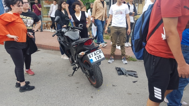  Motosiklet ile otomobil çarpıştı...