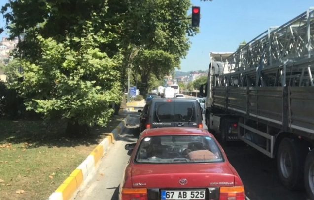 Trafik kilitlendi... Vatandaş ayaklandı...