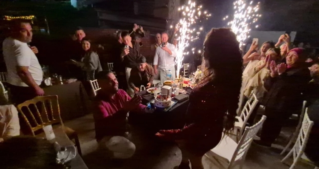 AVŞAR sahnede unutulmayacak evlilik teklifi…