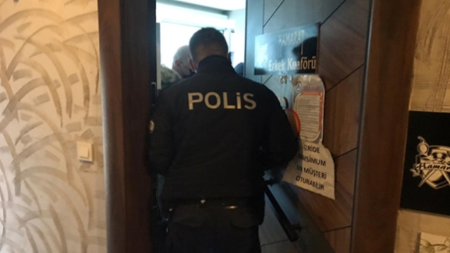 Jiletle kendini keserek intihar etti...