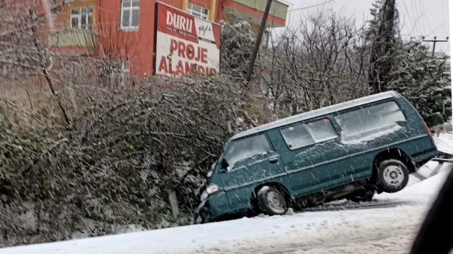 Minibüs su kanalına düşerek durabildi.