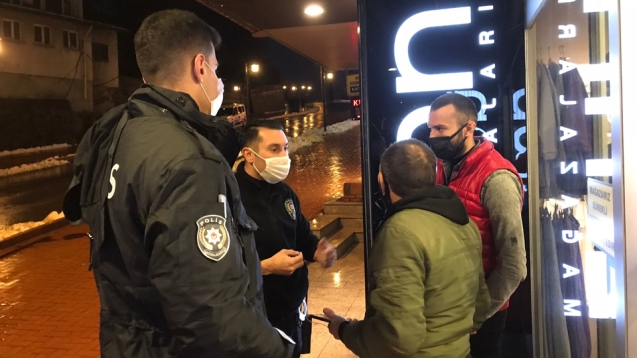 Reklam panosuna kafa atarak zarar verdi.