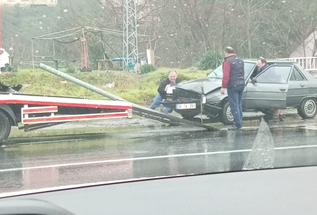 Otomobil yoldan çıktı. Elektrik direğine çarptı...