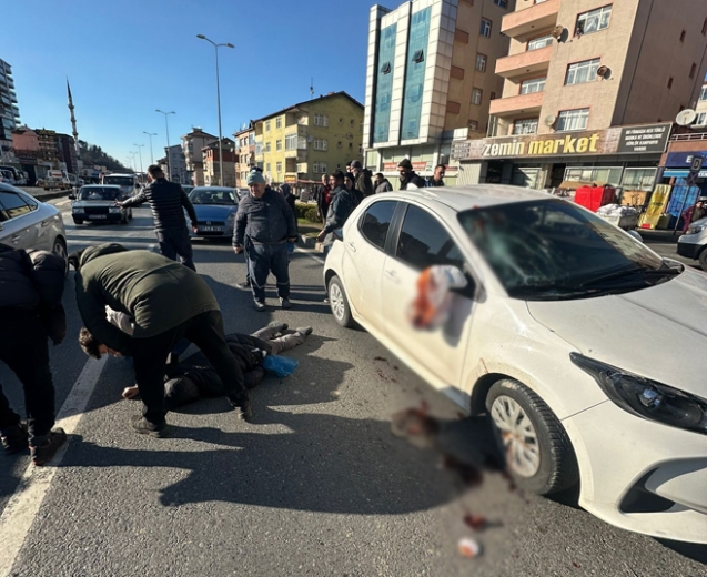 Otomobil sürücüsü yayaya çarptı...