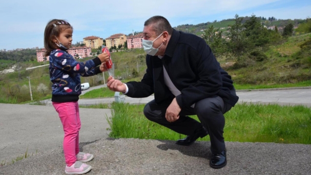 Nuri Tekin ve Aysel Tekin çocukları unutmadı...