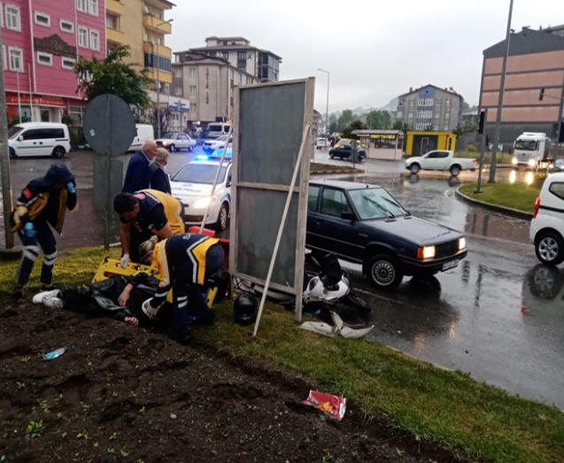 Otomobil, motosiklet ile çarpıştı... 1 yaralı...