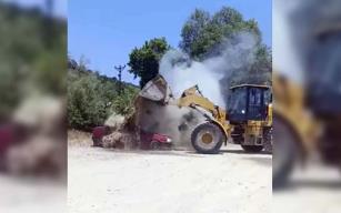 Yanan otomobili iş makinesi söndürdü…
