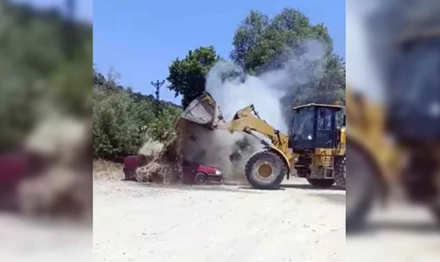 Yanan otomobili iş makinesi söndürdü…