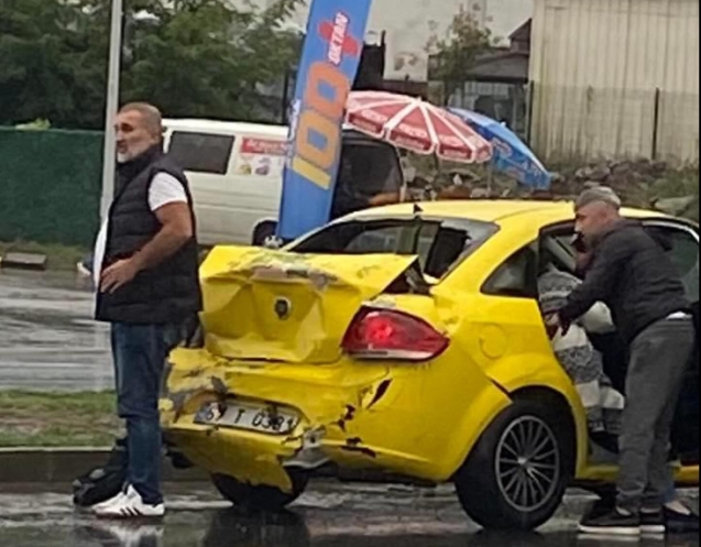 Servis aracı ile ticari taksi çarpıştı...2 yolcu yaralandı..