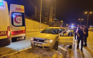 Alkolü aldı... Refüje çarptı...