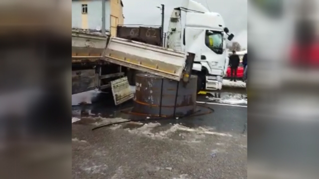  Yolda kayan kamyon yolu trafiğe kapattı..