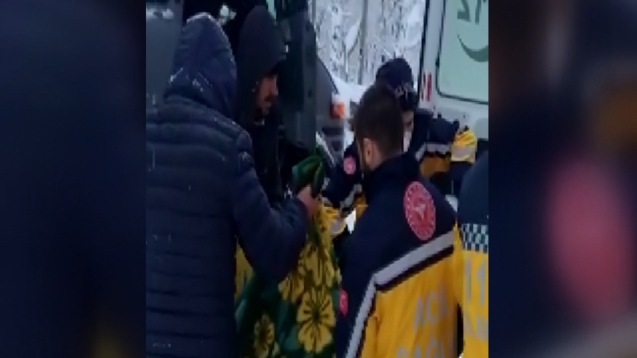 Ambulans yolda kaldı, hasta arazi aracı ile evinden alındı.