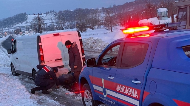 Yolda kalan araç sürücülerinin imdadına yetişti.