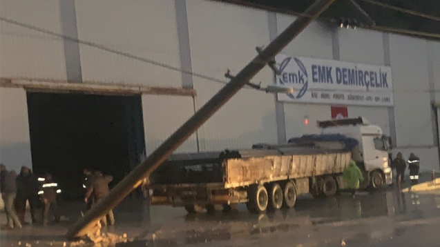 TIR elektrik direğini çarparak devirdi.