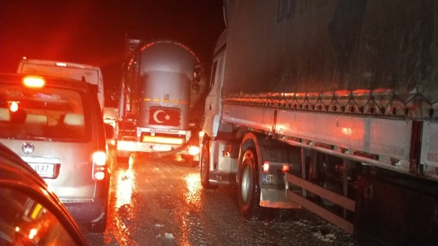 TIR'lar trafiğin kilitlenmesine neden oldu