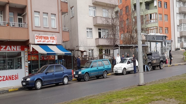 Zincirleme trafik kazasında 4 araç hasar gördü...