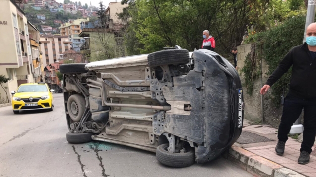 Kafa kafaya çarpıştılar: Araçta sıkışan sürücü yaralandı