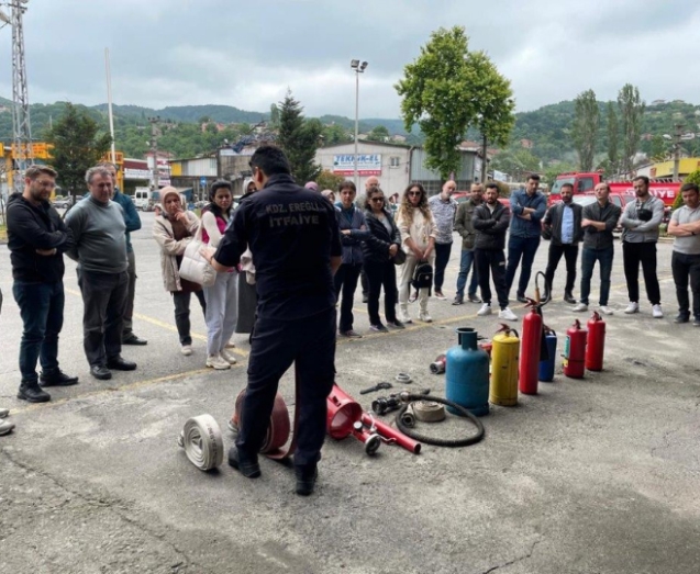 İTFAİYE, ÖĞRETMENLERE YANGIN EĞİTİMİ KURSU VERİYOR