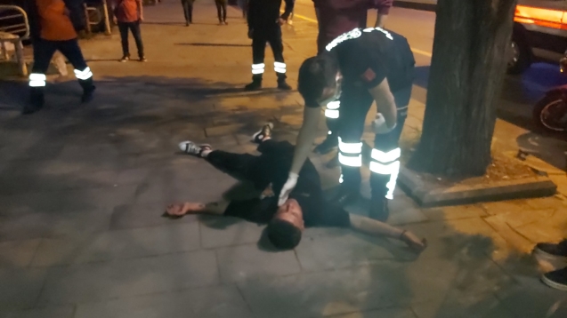 Yerde yatan genci öldü sandılar...