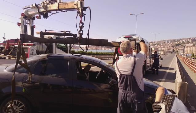 Bariyerlere çarptı... Hastaneye kaldırıldı...