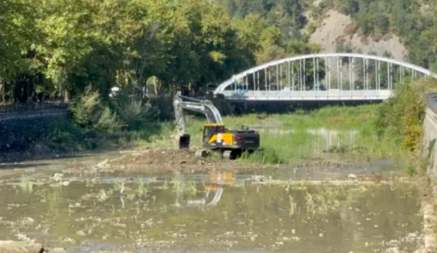 Çakıl ve toprak yığınları temizleniyor...