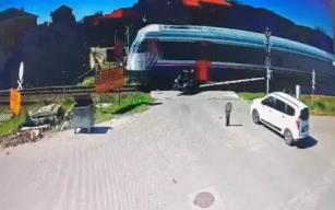Motosiklet, trene çarptı; kaza kamerada...