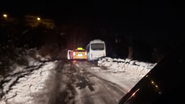 Buz tutan yollar sürücüleri zorladı...