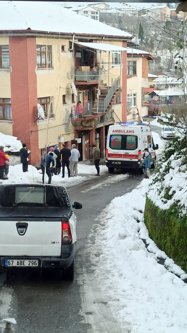 Buzda düşerek yaralandı...