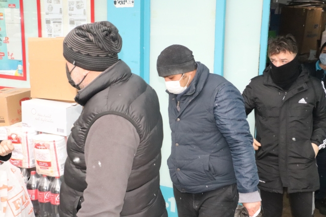 Hırsız market çalışanları tarafından yakalandı...