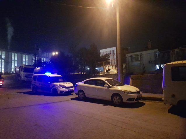 Kayıp çocuğun babası camiden çıktı.