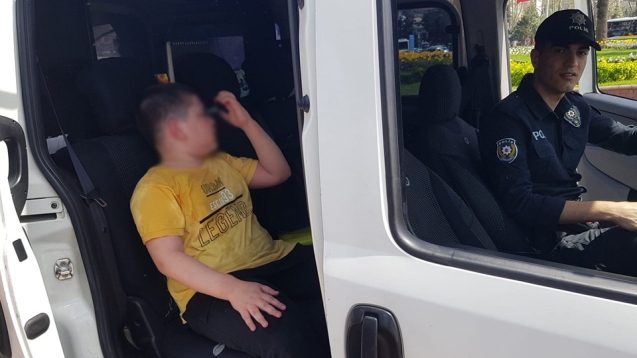 Polislerin ailesini sorduğu çocuk sinir krizi geçirdi.