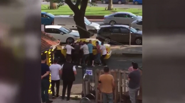 Kavga da sopalar, muştalar kullanıldı...