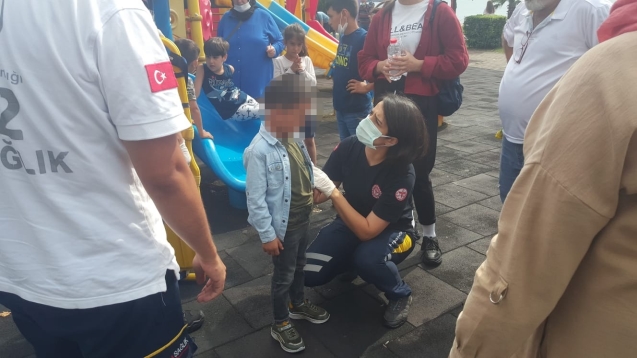 Kaydıraktan düşen çocuk yaralandı...