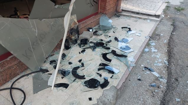 5 kişi iş yerinin camlarını kırdı...