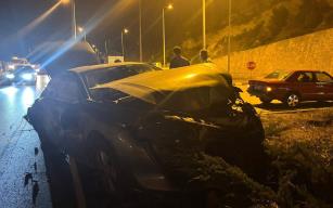 Otomobiller çarpıştı... Yaralılar hastaneye kaldırıldı...
