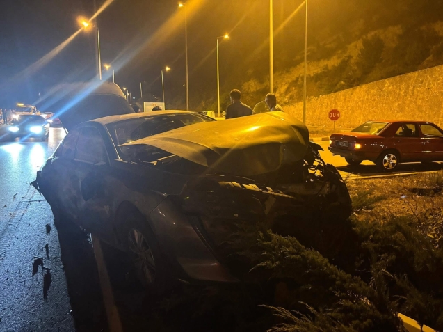 Otomobiller çarpıştı... Yaralılar hastaneye kaldırıldı...