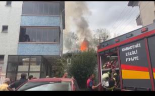 Çatı katındaki yangın, korku yaşattı...