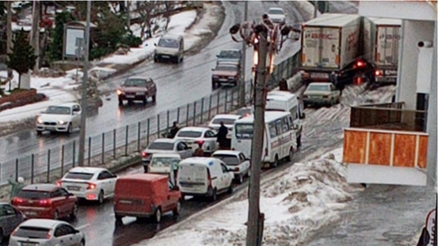 TIR'lar çarpıştı...Trafik durdu...