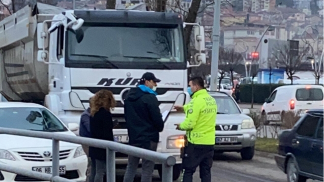 Kamyon ile otomobil çarpıştı...