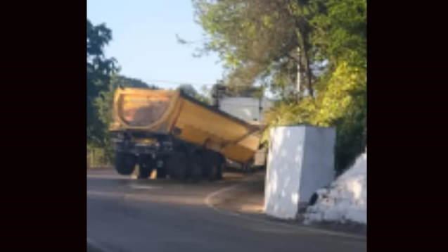 Tırın dorsesi ayrıldı, faciadan kıl payı dönüldü...