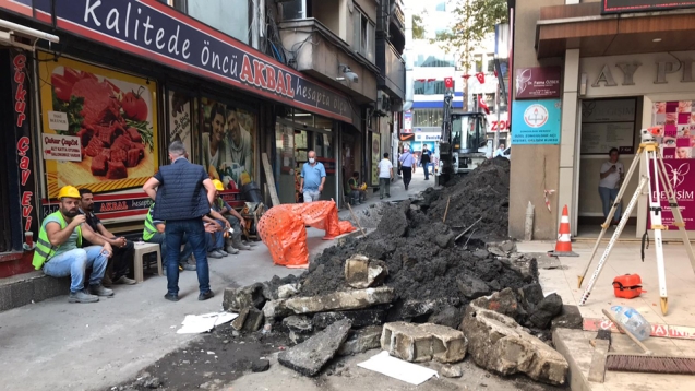 Bitmeyen kanalizasyon çalışması esnafı bıktırdı