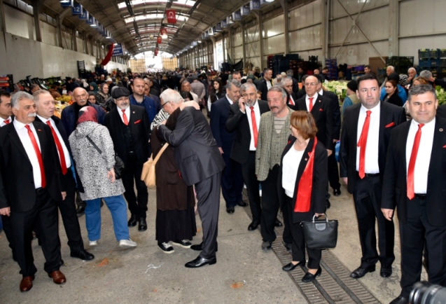 Başkan Posbıyık pazar yerinde sevgiyle karşılandı