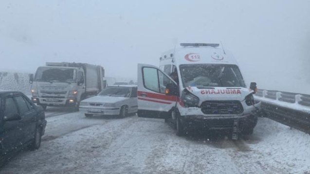 ZİNCİRLEME TRAFİK KAZASI... 2 KİŞİ YARALANDI...