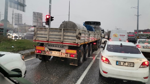 Yoğun yağış nedeniyle yol çöktü.