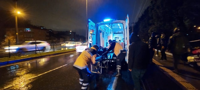 Motosiklet kayganlaşan yolda devrildi...