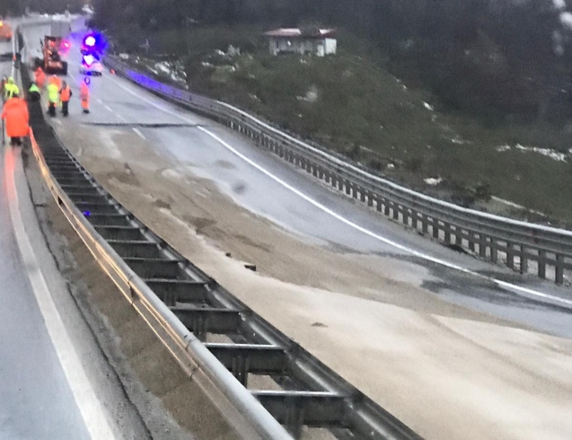 Yol, her iki yönü kapatıldı...