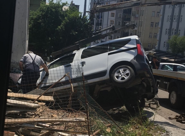 Direksiyon başında kalp krizi geçirdi...