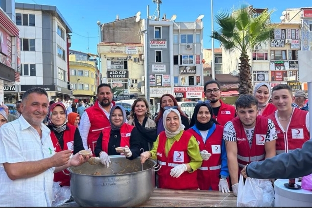 Kızılay Mevlid Kandili’nde vatandaşlara helva dağıttı