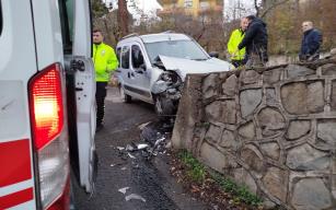 İstinat duvarına çarptı... Yaralılar var...