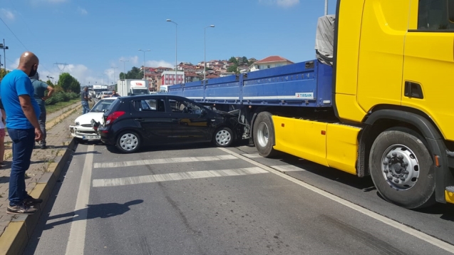 OTOMOBİL, TIR'IN ALTINA GİRDİ...